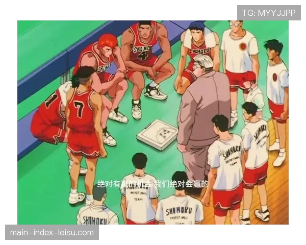 特写：防守教练在暂停时用平板电脑快速演示轮转路径