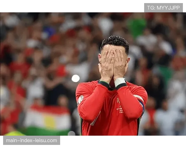 失点之痛：图卢兹前锋达林加罚丢点球后掩面跪地，队长上前安慰